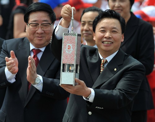 4月30日,北京奧組委執(zhí)行副主席楊樹安展示火種燈。當日,搭載著2008年北京奧運圣火的專機飛抵中國香港。 新華社記者 呂小煒 攝
