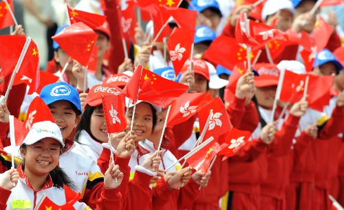 4月30日,中國香港小學生在機場歡迎奧運圣火抵達。當日,搭載著2008年北京奧運圣火的專機飛抵中國香港。 新華社記者 呂小煒 攝