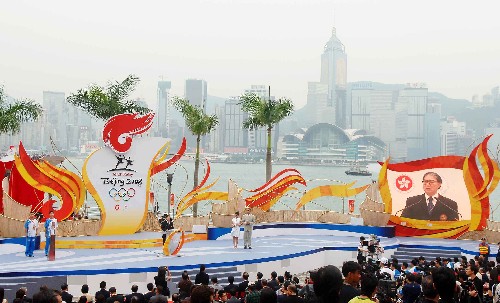4月30日,中國香港特區(qū)政府在香港舉行慶典,歡迎北京奧運圣火抵達。圖為慶典活動現(xiàn)場。 新華社記者 公磊 攝