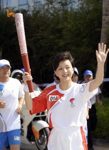 5月4日,火炬手楊瀾在進行傳遞。當日,北京奧運會圣火傳遞活動在海南三亞舉行。 新華社記者 戚恒 攝