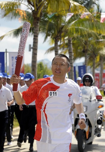 5月4日,火炬手、搜狐公司首席執(zhí)行官張朝陽在進行傳遞。當日,北京奧運會圣火傳遞活動在海南三亞舉行。 新華社記者 戚恒 攝