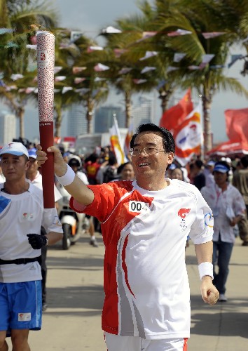 5月4日,火炬手、三亞市市長陸志遠(yuǎn)在進(jìn)行傳遞。當(dāng)日,北京奧運(yùn)會(huì)圣火傳遞活動(dòng)在海南三亞舉行。 新華社記者 戚恒 攝