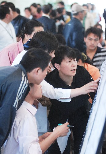 5月5日,揚(yáng)州市民在中國銀行揚(yáng)州市分行營業(yè)部奧運(yùn)門票代售網(wǎng)點(diǎn)查看比賽場(chǎng)次。 新華社發(fā)(王卓 攝)