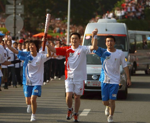 5月11日,火炬手姚志松與兩名護(hù)跑手手拉手進(jìn)行傳遞。當(dāng)日,北京奧運(yùn)圣火傳遞活動在福建省福州市舉行。 新華社記者 邢廣利 攝