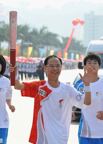 5月13日,火炬手章聯(lián)生在進(jìn)行傳遞。當(dāng)日,北京奧運(yùn)圣火傳遞活動在福建省龍巖市舉行。 新華社記者 張國俊 攝