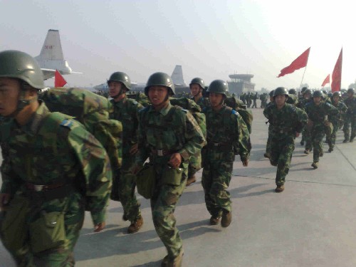 5月13日,空軍空降兵某部4500余名官兵在開封某機(jī)場登機(jī),奔赴汶川地震重災(zāi)區(qū)參加搶險(xiǎn)救援工作。 新華社記者 李剛 攝