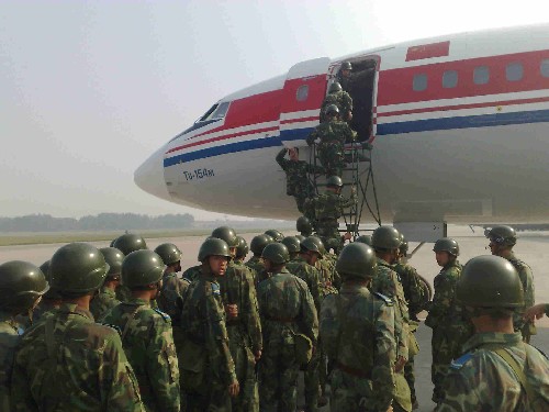 5月13日,空軍空降兵某部4500余名官兵在開封某機(jī)場登機(jī),奔赴汶川地震重災(zāi)區(qū)參加搶險(xiǎn)救援工作。 新華社記者 李剛 攝