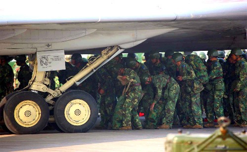 5月13日晨,空軍空降兵某部4500余名官兵在開封某機(jī)場登機(jī),奔赴汶川地震重災(zāi)區(qū)參加搶險(xiǎn)救援工作。 新華社記者 李剛 攝