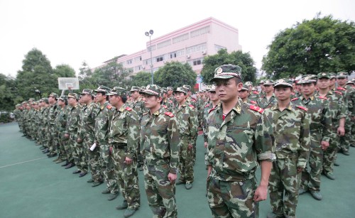 5月13日,整裝待發(fā)的重慶消防總隊(duì)救援部隊(duì)。 當(dāng)日7時(shí)30分,重慶市公安消防部隊(duì)由200名官兵、25輛消防搶險(xiǎn)救援車組成的應(yīng)急救援隊(duì)緊急開赴四川汶川地震災(zāi)區(qū),執(zhí)行救災(zāi)任務(wù)。 新華社發(fā) 陳山 攝