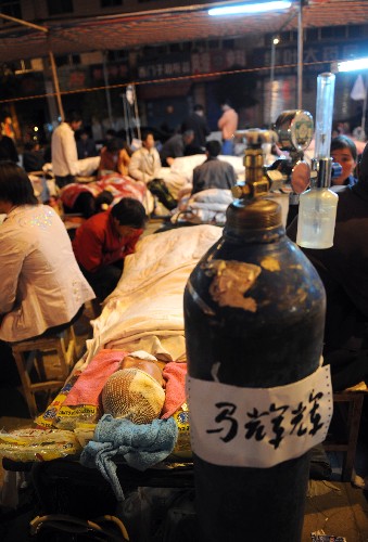 5月13日凌晨,因地震受傷的馬輝輝在隴南市第一醫(yī)院急救中心接受救治后休息。 5月12日,距離甘肅省隴南市區(qū)約240公里的四川省汶川縣發(fā)生7.8級地震,隴南9縣區(qū)均有明顯震感。地震發(fā)生后,當(dāng)?shù)叵嚓P(guān)部門全力進(jìn)行抗震救災(zāi)工作。 新華社記者 韓傳號 攝