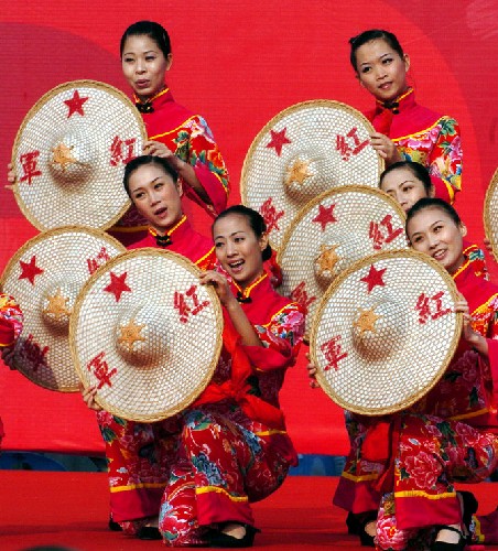 5月13日,演員們在起跑儀式上表演。當(dāng)日,北京奧運(yùn)圣火傳遞活動在福建省龍巖市舉行。 新華社記者 張生貴 攝