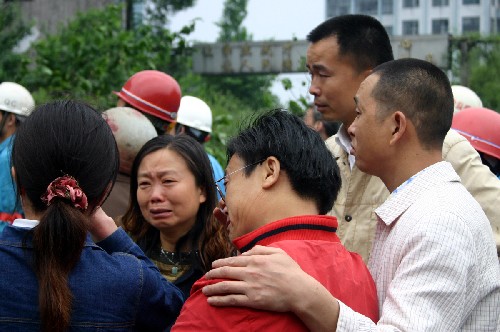 5月13日,學(xué)生家長(zhǎng)在學(xué)校門(mén)前焦急等待。 5月12日,受地震影響,在距離汶川僅一山之隔30余公里的四川綿竹市漢旺鎮(zhèn),東方汽輪機(jī)廠的一所中學(xué)和一所技校倒塌,中學(xué)受災(zāi)嚴(yán)重,兩所學(xué)校至少有200人被埋。當(dāng)?shù)卣e極組織開(kāi)展救援工作。 新華社記者 劉海 攝