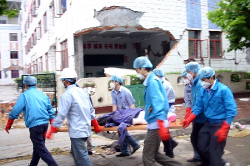 5月13日,救援人員在搬運(yùn)剛從廢墟里救出的學(xué)生。 5月12日,受地震影響,在距離汶川僅一山之隔30余公里的四川綿竹市漢旺鎮(zhèn),東方汽輪機(jī)廠的一所中學(xué)和一所技校倒塌,中學(xué)受災(zāi)嚴(yán)重,兩所學(xué)校至少有200人被埋。當(dāng)?shù)卣e極組織開(kāi)展救援工作。 新華社記者 劉海 攝