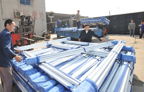 5月13日,工作人員在裝運救災(zāi)物資。 當日,鄭州鐵路局啟動緊急物資運輸預(yù)案,在鄭州鐵路東站快速集結(jié)救災(zāi)專列車輛,連夜裝運救災(zāi)帳篷,預(yù)計24小時內(nèi)到達目的地。四川省汶川縣發(fā)生7.8級地震后,國家救災(zāi)辦緊急從河南省救災(zāi)物資儲備庫調(diào)運1萬頂帳篷,援助受災(zāi)地區(qū)人民群眾。 新華社記者 趙鵬 攝