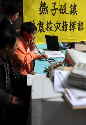 5月13日,陜西省寧強縣燕子砭鎮(zhèn)抗震救災(zāi)指揮部工作人員在緊張工作。 陜西省寧強縣地處川陜交界處,是汶川地震陜西受災(zāi)最重的縣之一。據(jù)初步統(tǒng)計,寧強縣在地震中共有5人死亡,上百人受傷,倒塌房屋5000余間,另有7萬多間房屋裂損嚴重。 新華社記者 陶明 攝