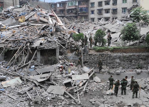 這是5月13日拍攝的四川省北川縣縣城被地震摧毀的建筑物。 新華社記者 陳燮 攝