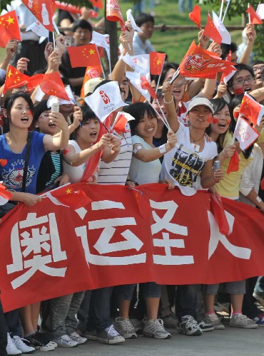 5月13日,群眾為奧運(yùn)火炬?zhèn)鬟f加油。當(dāng)日,北京奧運(yùn)圣火傳遞活動在福建省龍巖市舉行?!⌒氯A社記者 張國俊 攝