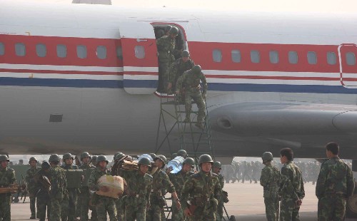 5月13日,抵達綿陽的空降兵某部官兵在運送給養(yǎng)。當(dāng)日10時55分,從開封某機場出發(fā)奔赴汶川地震重災(zāi)區(qū)參加搶險救援工作的空降兵某部1000余名官兵率先抵達綿陽,其余官兵當(dāng)日將陸續(xù)抵達。 新華社記者 李剛 攝