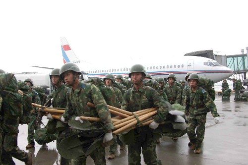 5月13日,抵達綿陽的空降兵某部官兵正在運送工具和給養(yǎng)。當(dāng)日10時55分,從開封某機場出發(fā)奔赴汶川地震重災(zāi)區(qū)參加搶險救援工作的空降兵某部1000余名官兵率先抵達綿陽,其余官兵當(dāng)日將陸續(xù)抵達。 新華社記者 李剛攝