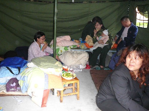 5月13日,四川綿陽市民在臨時(shí)搭建的帳篷里休息。四川汶川地震波及綿陽市,導(dǎo)致該市受災(zāi)嚴(yán)重,市民紛紛在外搭建帳篷或在私家車內(nèi)住宿。 新華社記者 李剛 攝