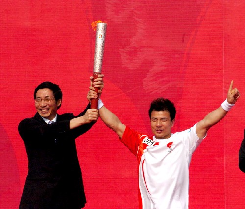 5月13日,龍巖市委書記張健(左)在起跑儀式上,與第一棒火炬手、悉尼奧運(yùn)會舉重季軍張湘祥共同展示火炬。當(dāng)日,北京奧運(yùn)圣火傳遞活動在福建省龍巖市舉行。 新華社記者 張生貴 攝
