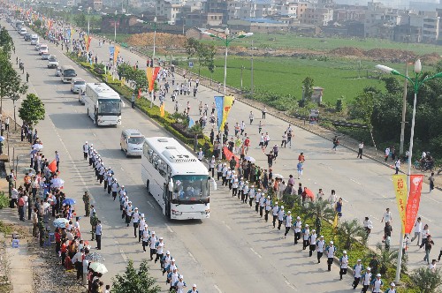 5月13日,北京奧運(yùn)圣火傳遞活動在福建省龍巖市舉行。圖為火炬?zhèn)鬟f車隊(duì)。 新華社記者 丁林 攝