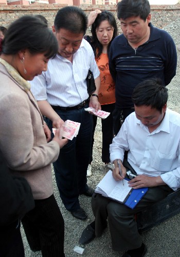 5月12日,在山西運城打工的四川綿陽籍民工從建筑公司領到預付的工資。 當日,首批66名在山西運城打工的四川綿陽市安縣的民工,在運城市建筑工程有限公司的幫助下起程返回受災的家鄉(xiāng)。在該公司打工的大多數(shù)民工為綿陽人。在得知受災情況后,公司拿出14萬元預付給首批回家的民工,還租用大巴免費送他們回鄉(xiāng)。 新華社發(fā)(衛(wèi)行智 攝)