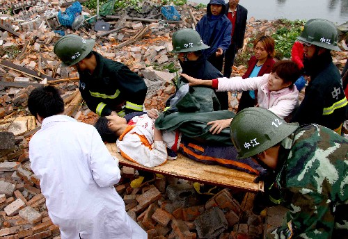 5月13日,救護(hù)人員在漢旺鎮(zhèn)武都小學(xué)廢墟上搶救幸存的小學(xué)生。 四川綿竹市漢旺鎮(zhèn)武都小學(xué)的教學(xué)樓在地震中倒塌,眾多師生被埋在倒塌的校舍中。救援行動(dòng)正在積極展開(kāi)。 新華社記者 陳建力 攝