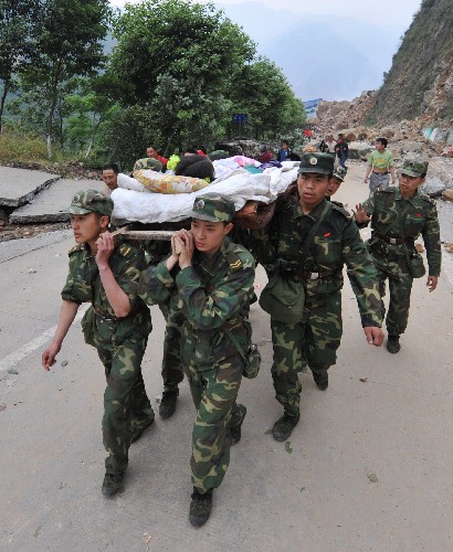 5月13日,解放軍戰(zhàn)士在搶救受災(zāi)學(xué)生。記者從四川省綿陽(yáng)市抗震救災(zāi)指揮部了解到,受災(zāi)特別嚴(yán)重的北川縣老縣城80%、新縣城60%以上建筑物垮塌,縣城周邊發(fā)生大面積山體滑坡。 新華社記者 焦衛(wèi)平 攝