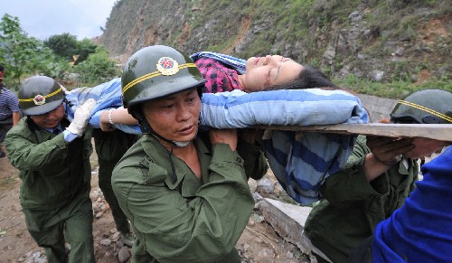 5月13日,救援人員在搶救受災(zāi)學(xué)生。記者從四川省綿陽(yáng)市抗震救災(zāi)指揮部了解到,受災(zāi)特別嚴(yán)重的北川縣老縣城80%、新縣城60%以上建筑物垮塌,縣城周邊發(fā)生大面積山體滑坡。 新華社記者 焦衛(wèi)平 攝