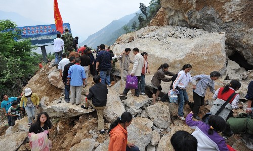 5月13日,救援人員在搶救受災(zāi)學(xué)生。記者從四川省綿陽(yáng)市抗震救災(zāi)指揮部了解到,受災(zāi)特別嚴(yán)重的北川縣老縣城80%、新縣城60%以上建筑物垮塌,縣城周邊發(fā)生大面積山體滑坡。 新華社記者 焦衛(wèi)平 攝