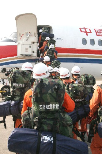 5月14日早晨,安徽省地震救援人員在合肥登機飛赴成都,支援地震災區(qū)。當日,安徽省公安消防總隊從合肥、蚌埠、蕪湖、淮南四個消防支隊緊急調(diào)集100名身體素質(zhì)良好的消防官兵,組成地震應急救援隊,從合肥乘專機奔赴四川,參加救災工作。安徽省派出的100名特警也同時飛赴四川,參與搶險救援。 新華社發(fā)(王志強 攝)