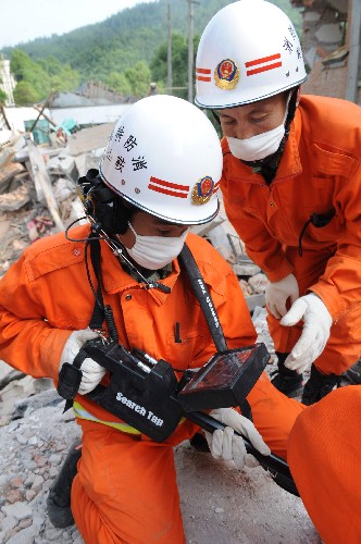5月15日,搜救人員用生命探測(cè)儀進(jìn)行搜救。 自14日下午開始,來自遼寧的消防官兵和當(dāng)?shù)氐拿癖鴳?yīng)急小分隊(duì)在四川青川縣木魚中學(xué)倒塌的宿舍廢墟上盡全力搜救被困學(xué)生。 新華社記者 陶明 攝