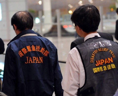 5月15日21時(shí)25分,由日本政府派遣的支援中國(guó)四川地震救災(zāi)工作的專業(yè)救援隊(duì)一行31人乘飛機(jī)抵京。 這支救援隊(duì)攜帶有搜救犬、瓦礫下搜尋受災(zāi)人員的微型攝像頭以及巖石切割機(jī)等設(shè)備,他們將立即轉(zhuǎn)乘飛機(jī)赴四川地震災(zāi)區(qū)開展救援工作。 新華社記者 唐召明 攝