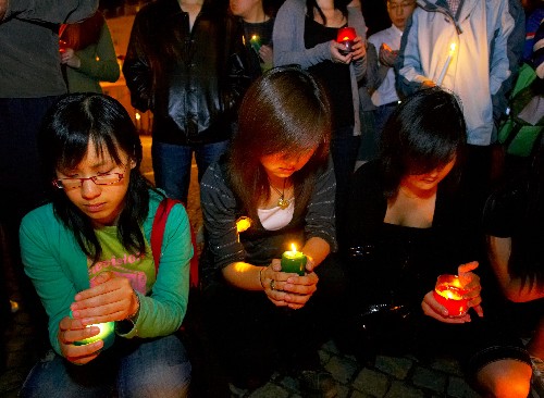 5月15日晚,在比利時魯汶市中心廣場,幾名中國留學(xué)生手捧蠟燭,為汶川地震遇難者默哀,為災(zāi)區(qū)人民祈福。當晚,數(shù)百名中國留學(xué)生自發(fā)聚集到魯汶市中心廣場,用燭光寄托濃濃哀思。 新華社記者 徐金泉 攝