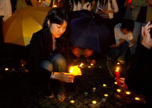5月15日晚,在比利時魯汶市中心廣場,一名中國留學(xué)生點燃蠟燭,為汶川地震遇難者默哀,為災(zāi)區(qū)人民祈福。當晚,數(shù)百名中國留學(xué)生自發(fā)聚集到魯汶市中心廣場,用燭光寄托濃濃哀思。 新華社記者 徐金泉 攝
