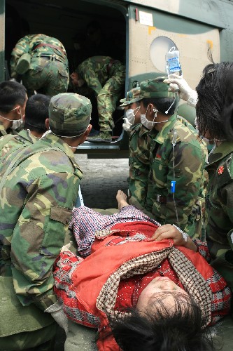 5月15日,解放軍官兵用直升機(jī)在茂縣災(zāi)區(qū)搶運(yùn)傷員。 成都軍區(qū)駐渝紅軍師某團(tuán)部隊(duì)官兵用直升機(jī)在四川省茂縣空投食品和醫(yī)療藥品后,大部隊(duì)向?yàn)?zāi)區(qū)緊急推進(jìn),疏散游客,清理路障,搶運(yùn)傷員。 新華社發(fā)(高效文 攝)