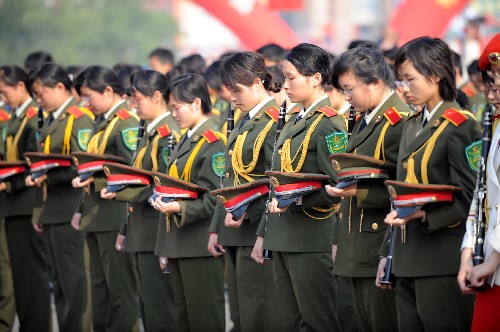5月16日,北京奧運圣火傳遞活動在江西南昌舉行。在傳遞開始前,起跑儀式的全體參與者向在四川地震災害中的罹難者默哀。 新華社記者 宋振平 攝
