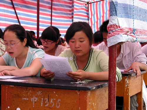 5月16日,隴南市一中的高三學(xué)生在帳篷中上課。當(dāng)日,受汶川地震嚴(yán)重影響的甘肅省隴南市的高三年級學(xué)生在帳篷中復(fù)課。與此同時,隴南市的中小學(xué)也在抓緊搭建簡易帳篷,為全面復(fù)課做好準(zhǔn)備。 新華社記者 連振祥 攝