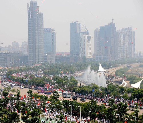 5月16日,北京奧運圣火傳遞活動在江西南昌舉行。這是傳遞活動現(xiàn)場。 新華社記者 宋振平 攝