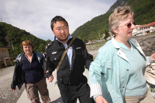 5月16日,汶川縣臥龍鎮(zhèn)的民警護(hù)送英國游客準(zhǔn)備登上直升機(jī)。當(dāng)日,在成都軍區(qū)某集團(tuán)軍、某陸航團(tuán)和森林武警的共同幫助下,被困地震災(zāi)區(qū)四川汶川縣臥龍鎮(zhèn)的5名英國游客安全轉(zhuǎn)移到成都。至此,所有被困臥龍鎮(zhèn)的外國游客均安全轉(zhuǎn)移。 新華社記者 李剛 攝