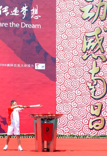 5月16日,奧運火炬手簡勤在城市慶典上點燃圣火盆。當日,北京奧運圣火傳遞活動在江西南昌舉行。 新華社記者 劉力航 攝