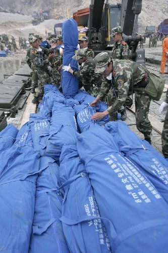 5月16日,武警官兵在都江堰紫坪鋪水庫臨時(shí)碼頭上裝運(yùn)救災(zāi)帳篷。 新華社記者 王建民 攝