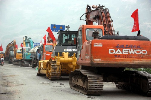 這是都汶公路上的工程車輛(5月16日攝)。 新華社記者 王建民 攝