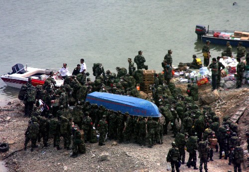 5月16日,武警官兵準(zhǔn)備用沖鋒舟將救災(zāi)物資運(yùn)送到汶川縣映秀鎮(zhèn)。解放軍、武警官兵不斷往返于通往汶川縣映秀鎮(zhèn)的水上“生命之路”,送去搶險(xiǎn)人員和救災(zāi)物資,接出災(zāi)民。 新華社發(fā)(郭國(guó)權(quán) 攝)
