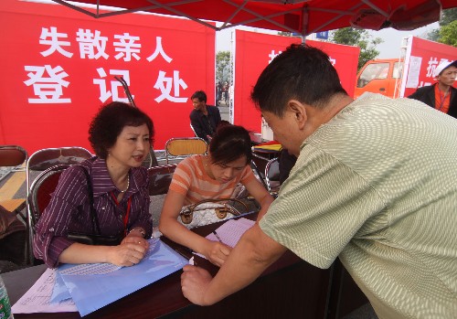 5月16日,一名男士在綿陽市九洲體育館災(zāi)民安置點(diǎn)了解失散親人的消息。從四川綿陽北川縣等災(zāi)區(qū)救出的大批地震災(zāi)民被安置在綿陽市九洲體育館安置點(diǎn)接受救助。這里是當(dāng)?shù)刈畲蟮臑?zāi)民安置點(diǎn)。許多群眾自發(fā)來到這里為災(zāi)民捐衣服和食品,上百名志愿者為災(zāi)民服務(wù)。 新華社發(fā)(郭國權(quán) 攝)