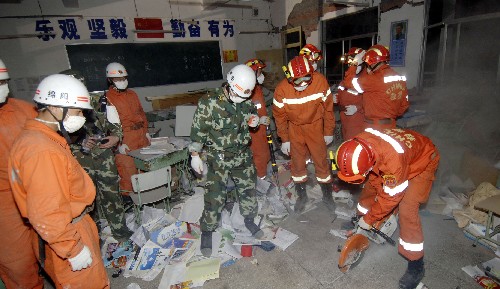 5月16日,綿陽消防支隊(duì)官兵在四川北川災(zāi)區(qū)廢墟里尋找幸存者。 新華社記者 趙穎全 攝
