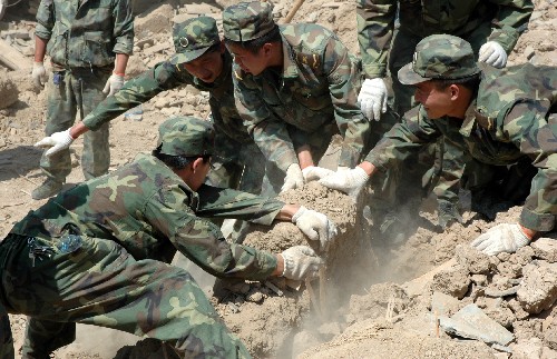 5月16日,解放軍官兵在隴南地震災(zāi)區(qū)清理房屋廢墟。 汶川地震使緊鄰四川省的甘肅省隴南市受災(zāi)嚴(yán)重。目前,隴南地震災(zāi)區(qū)各項(xiàng)救災(zāi)工作正在緊張進(jìn)行。 新華社記者 連振祥 攝