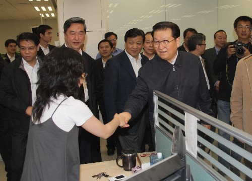 5月16日深夜,中共中央政治局常委李長(zhǎng)春先后來(lái)到新華社和中央電視臺(tái),代表黨中央、國(guó)務(wù)院和胡錦濤總書(shū)記,看望慰問(wèn)抗震救災(zāi)新聞工作者,向奮戰(zhàn)在抗震救災(zāi)宣傳報(bào)道第一線的全體同志致以親切的慰問(wèn)和崇高的敬意。中共中央政治局委員、書(shū)記處書(shū)記、中宣部部長(zhǎng)劉云山一同看望慰問(wèn)。 這是李長(zhǎng)春與新華社年輕編輯握手。 新華社記者 汪永基 攝
