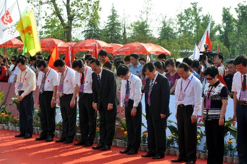 5月17日,參加紹興火炬?zhèn)鬟f起跑儀式的各界人士為四川汶川地震中遇難的同胞默哀。當(dāng)日,北京奧運(yùn)會圣火在浙江紹興傳遞。 新華社記者 王小川 攝